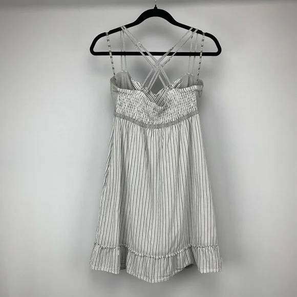 VOLCOM Gray And White Adjustable Strap Ruffle Tiered Smocked Back Sundre… - Picture 2 of 6